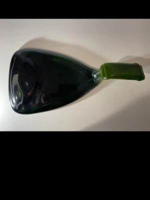 Återvunnen glasbricka  - En glasbricka av återvunna glasflaskor! Perfekt för chark eller inredning! 🎀