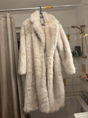 Pälsjacka  - Den virala långa vita fuskpäls kappan i storlek xxs, slutsåld! endast testad 🤍 se video på jackan  👇🏻 • TikTok: Ginise  #fauxfur