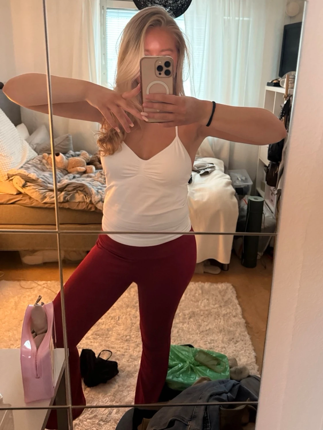 Vinröda bootcut byxor