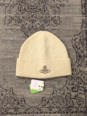 Vivienne Westwood mössa - Säljer min mössa från Vivienne Westwood, skriv vid frågor, priset är förhandlingsbart vid snabb affär och kan skicka direkt efter köpet 😊