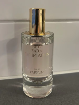 Zara Red Temptation EdP - Zara Red Temptation Eau de Parfum har en stilren design och lyxig känsla. Perfekt för dig som vill ha en trendig och prisvärd doft från ett populärt märke.