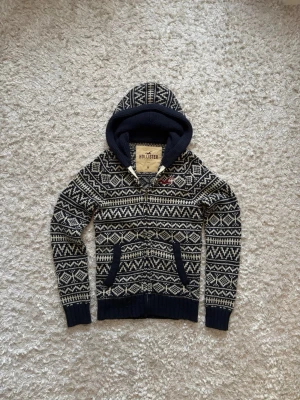 Hollister stickad zip hoodie cardigan vintage blå vit - Riktigt snygg o unik hoodie från hollister, använd men i gott skick. Storlek M, tveka inte på o skriva vid fler frågor!