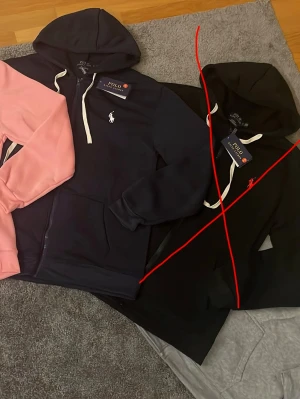 Polo Ralph Lauren  - Polo zip ups. Svart såld! Rosa marinblå och grå är kvar. 1 för 349. Kom med bud för det är inte hugget i sten! 