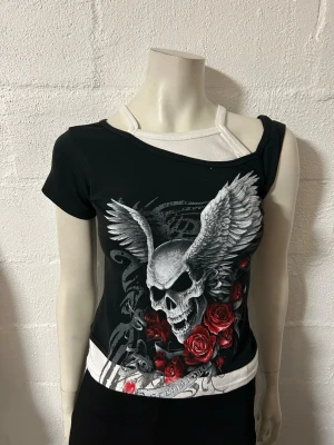 Topp fr Spiral - Tuff topp från Spiral. Storlek L/XL, fast den är lite mindre tycker jag. Material i stretchig bomullstrikå. Helt ny.