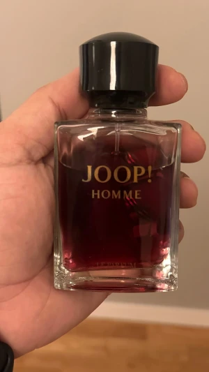 Joop! Homme Le Parfum herrdoft 50ml - Joop! Homme Le Parfum är en ikonisk herrdoft med djup röd färg och stilren design. Perfekt för dig som vill sticka ut och ge ett självsäkert intryck. Flaskans eleganta look gör den till ett snyggt tillskott i din samling. 80% kvar 
