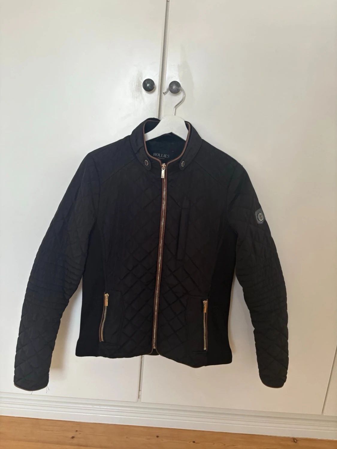 Svart quiltad jacka från Hollies