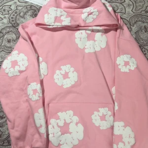 Rosa hoodie från Denim Tears med blommor - Använd 1 gång 