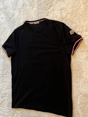 Moncler T-shirt - Storlek: L skick: 8-9/10 färg: svart 