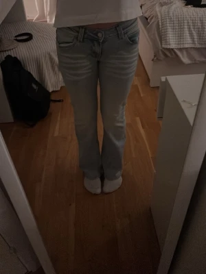 Ljusblå Replay bootcut jeans - Säljer ett par ljusblå jeans från weekday då de har blivit för små