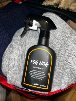 Yog Nog Body Spray 200ml - Yog Nog Body Spray från Lush, 200ml. Upplev en varm doft med toner av smörkola, kryddnejlika och ylang ylang. Perfekt för dig som vill ha en unik och mysig doft som sticker ut.