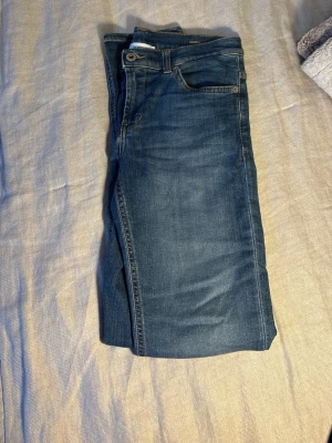 Dondup jeans - Hej säljer dessa dondup jeans i storlek barn xl passar dig som är ca 160-165 kom priv för frågor men är ca w 27-28 och längd 29-30