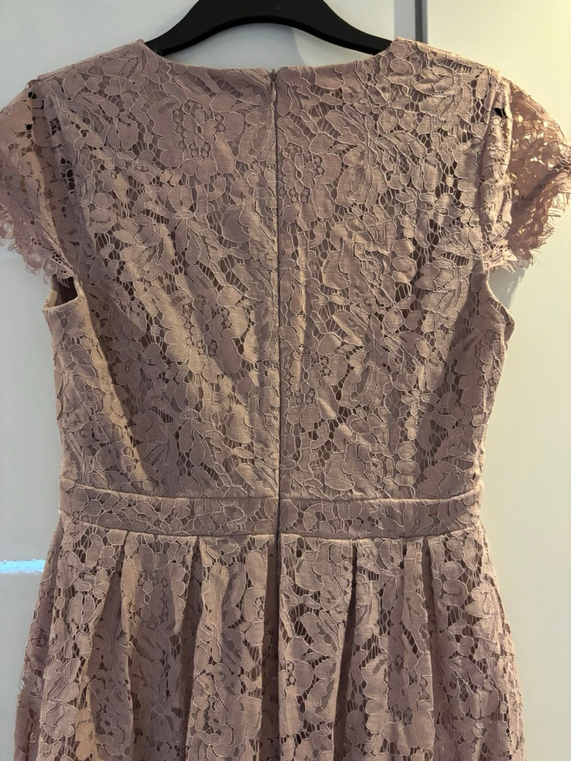 Ljusrosa spetsklänning från NLY Trend - 1