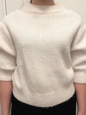 Vit stickad tröja från & other stories  - Säljer denna vit stickade tröjan från & other stories 