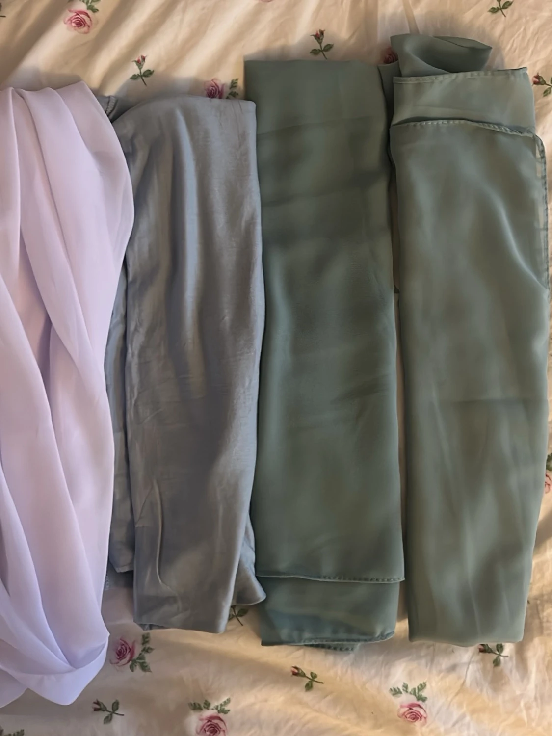 3 blå hijabs + 1 vit