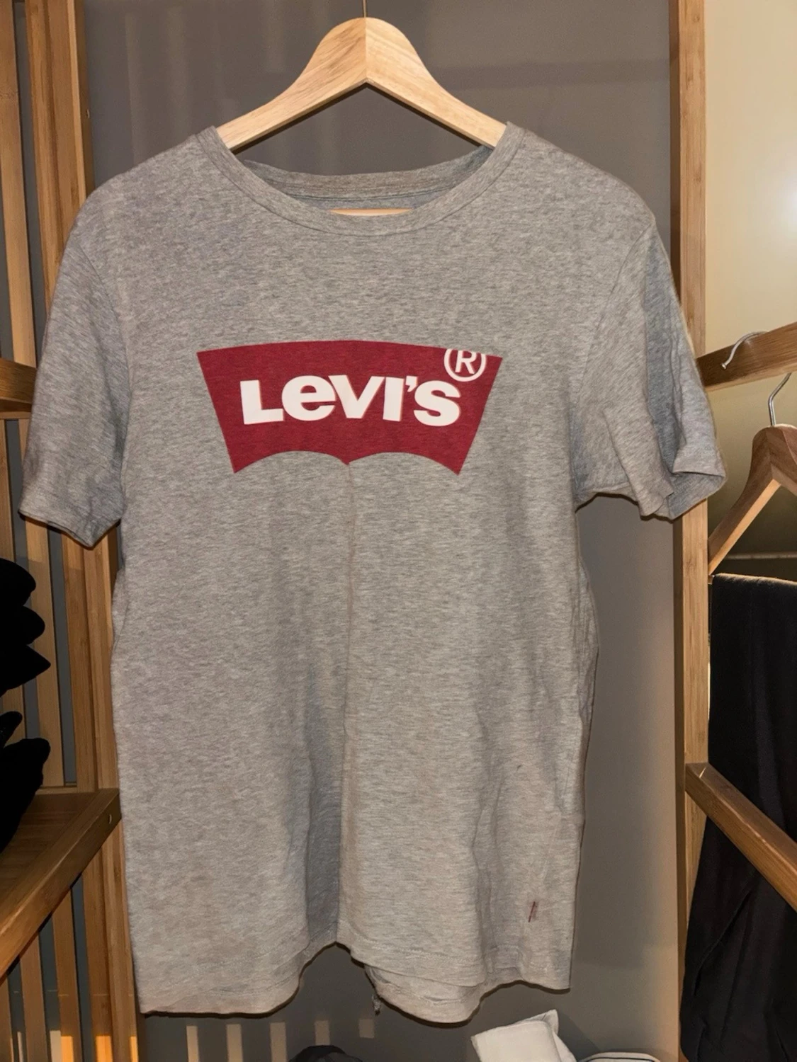 Grå Levi's t-shirt med röd logga