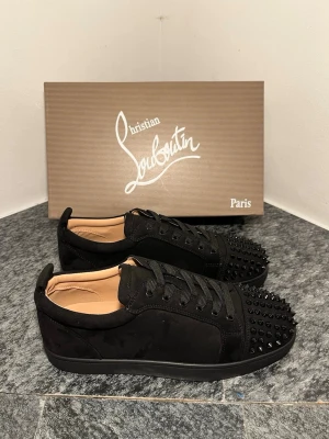Christian Louboutin skor - Svarta Christian Louboutin skor med nitar. Helt nya!