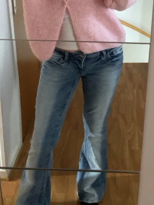 Lågmidjade jeans  - Ljusblå lågmidjade jeans från Gina tricot 14+ i storlek M. Använda fåtal gånger. Passar mig bra i längden som är 167 ca💗pris kan diskuteras 