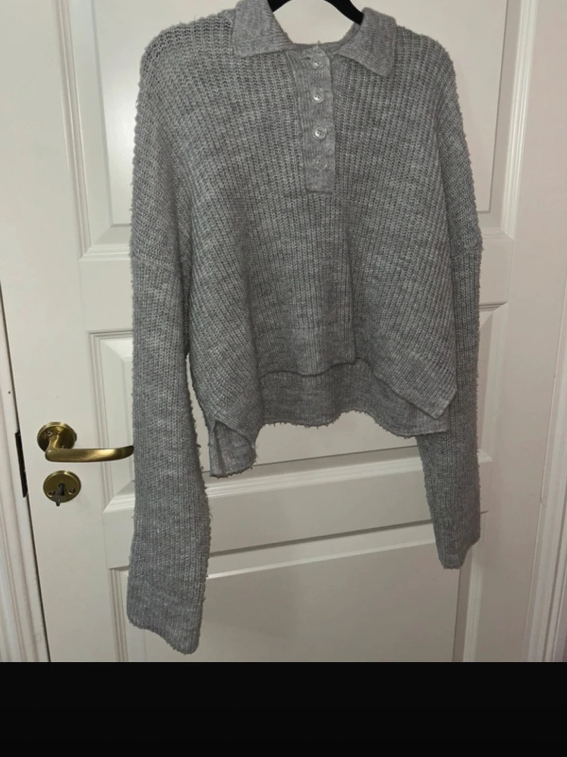 Grå stickad pikétröja med knappar från Stradivarius 