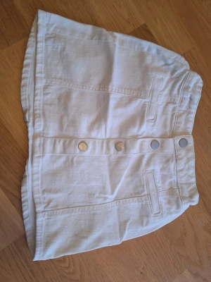 Vit kortkjol från Lindex Kids - Snygg vit kortkjol från Lindex Kids, storlek 9-10 years.