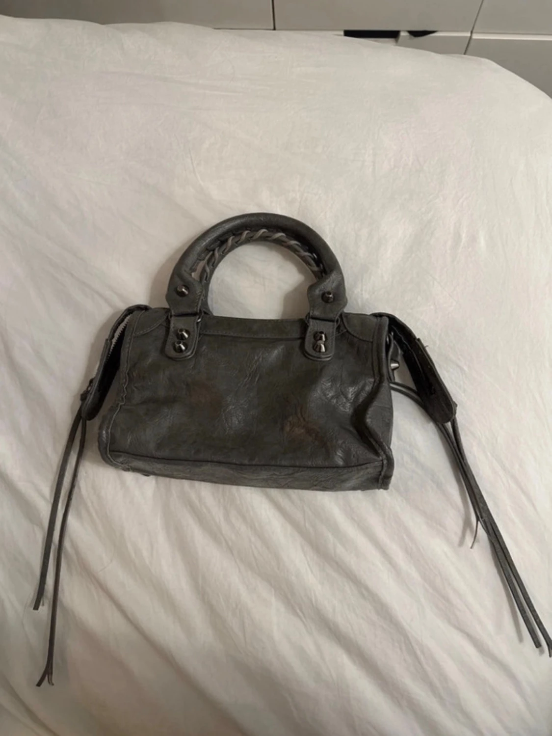 Grå handväska i skinn - 1
