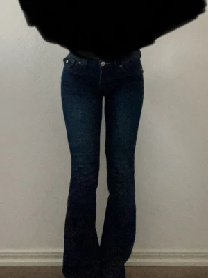 True Religion Becca Bootcut Jeans - Mörkblå jeans från True Religion, modell Becca Mid Rise Bootcut. Lite missfärgning längst nere på jeansen men det är inget som märks! 🩷annars helt ny.