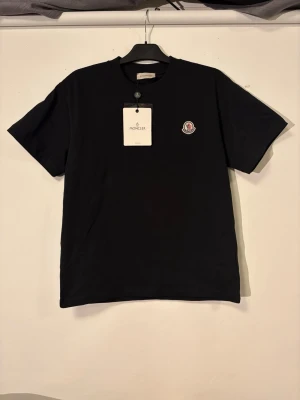 T-shirt - Hög kvalitativ T-shirt i 100% bomull, super skön! Aldrig använd. Priset är diskuterbart vid smidig affär!🏷️🤝