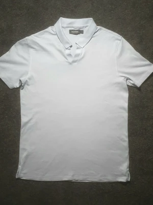 pikétröja från Dressmann - Riktigt fet ljusblå pikétröja från Dressmann i storlek L till salu. Tröjan har krage och korta ärmar, tillverkad i 100% Supima bomull (premium linjen) vilket ger en riktigt najs och skön känsla. // Segerlund Outlet 😍✌️