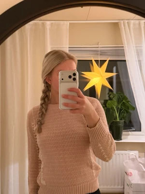 Beige/rosa  stickad tröja Odd Molly - Superfin beige/rosa stickad tröja från Odd Molly med diskreta virkade hjärtan längs sidorna och ärmarna. Tröjan har rund halsringning, ribbade muddar och är långärmad. 