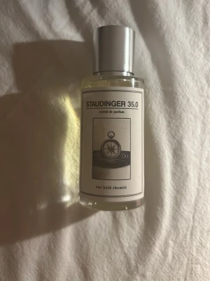 Staudinger 35.0 One Bold Chemist - One bold chemist parfym staudinger 35.0 50 ml, skulle säga det är 45 ml kvar. Köpte för nån månad sen men tappade intresset för den. Kostar 349kr ny så säljer den för 175kr. Kontakta mig om du har frågor.
