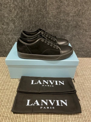 Lanvin skor  - Hej, säljer nu dessa svin snygga lanvin skor. Skorna är i grymt skick! Begränsat antal boxar och dustbag. Hör av dig vid frågor. 