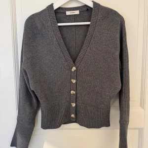 Àvora kofta - Àvora kofta i superfint skick, använd en gång!   Material: 10% Kashmir, 90% Bomull