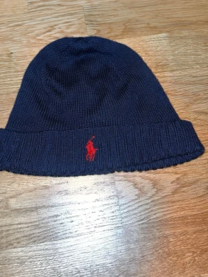 Marinblå mössa från Polo Ralph Lauren - Använder inte längre och priset kan diskuteras.