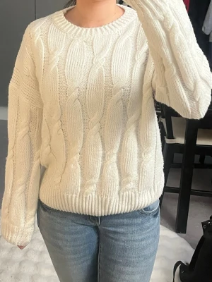 Vit stickad tröja - Säljer denna superfina vita stickade tröja💗