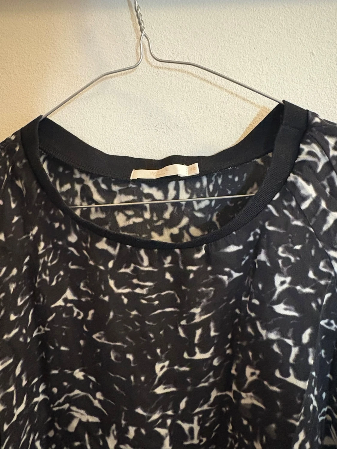 Svartvit mönstrad blus Wera - 2