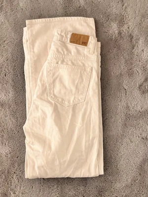 White jeans - Lager 157 - Stylist white jeans from Lager 157. Classic and timeless fit, perfect for everyday wear, work, or summer outfits. Easy to style and comfortable to wear.  #whitejeans #jeans #lager157 #size40 #womensjeans #newwithtags #summerwear #basics #trendy #everydaywear #fashion #vintedfinds #whitepants #y2k #stockholmstyle #copenhagenstyle #Sweden #europe 