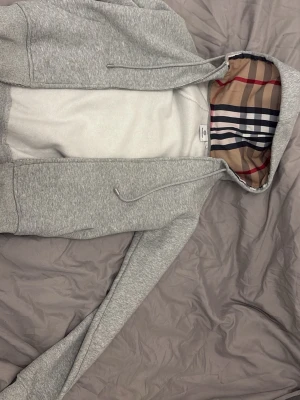 Burberry zip upp - Nästan helt ny