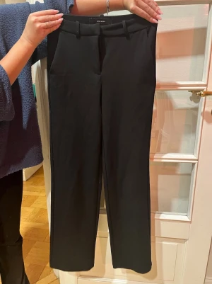 Svarta kostymbyxor från Vero Moda  - Snygga svarta kostymbyxor från Vero Moda i storlek XS/30. 