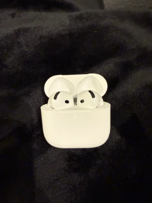 Airpods 4 - ANC - Helt nya och oanvända AirPods gen 4 i toppkvalitet, dom har även funtionen ANC som stänger av rumsljudet så man inte hör sin omgivning. Dom kommer i inplastad orginalförpackning. Dom fungerar perfekt för musik, samtal och riktigt smidig anslutning till Apple-enheter.