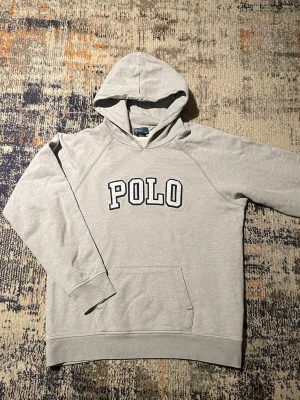 Polo Ralph lauren hoodie - En riktigt fet Polo Ralph lauren hoodie med en fastsydd patch. Inga defekter eller missfärgningar och den är i nästan toppskick. Kom pm för frågor och inga skambud