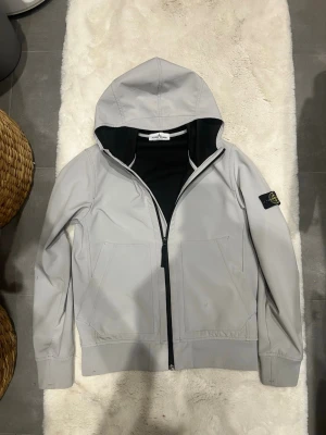 Stone Island windbreaker - Super snygg stone island windbreaker/hoodie i mycket bra skick, inga defekter, som ny. Storlek 164 sitter som en xs. 