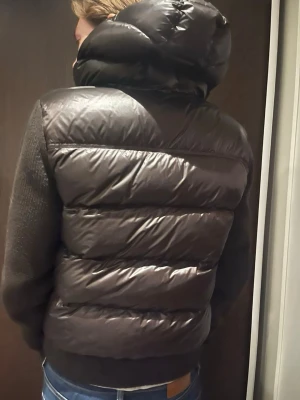  Moncler  tricot cardigan - Säljer en mörkbrun från Moncler med stickade ärmar och huva. Passar till person med storlek M/L Perfekt till vår och höst  och riktigt snygg till jeans. Enligt Moncler storlek XXL 