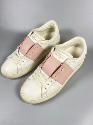 Valentino opens rosa  - Valentino opens rosa i storlek 37, inga större defekter. Lite creasade men allt framgår i bilderna. Kom med frågor! 