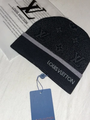 Mössa - Helt ny, följer med påse