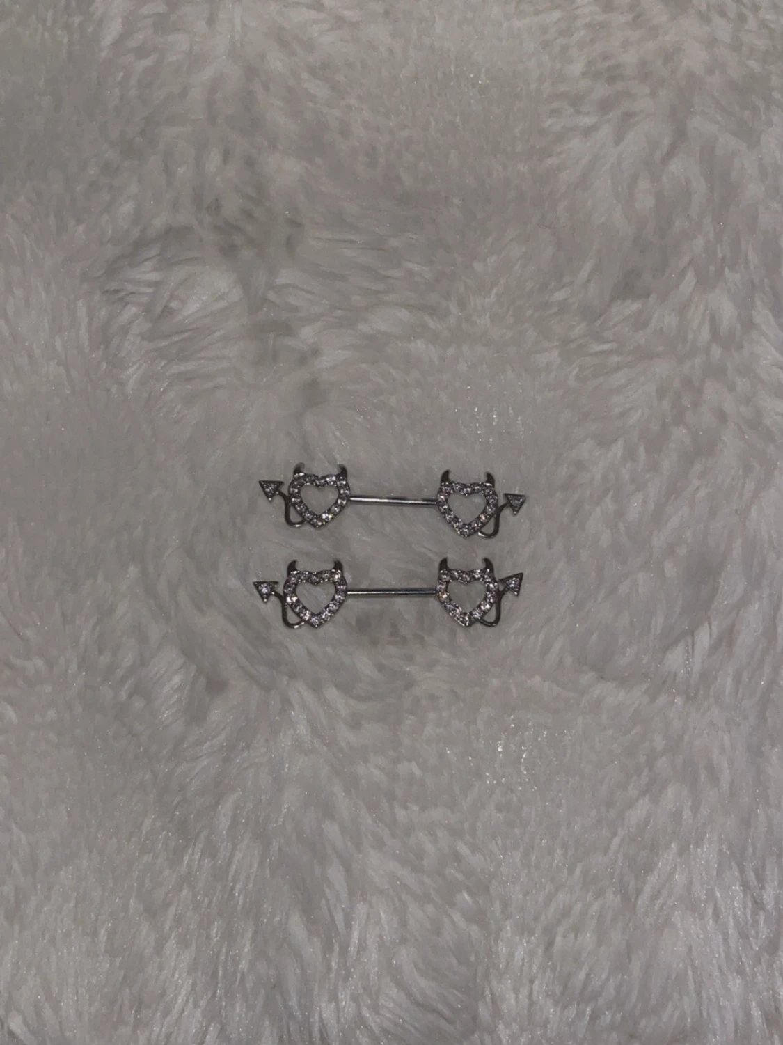 Söta nipple piercings