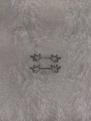 Söta nipple piercings - Två silverfärgade nipple piercings, helt oanvända då jag har för många💋köpt utomlands 