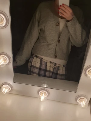 Ljusgrå/grön stickad kofta - Mysig kofta från H&M i storlek XS. Passar perfekt på en mysig höst dag❣️