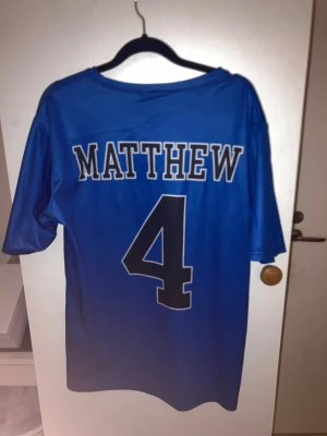 🎬💫 Matt Sturniolo Core 💫🎬 Perfekt för riktiga fans 🫶💙 - Är du ett Matt Sturniolo-fan? Då är detta för dig! 💙🎥✨ Jag är själv ett stort fan av Matt 🤭🫶 och när jag rensade min garderob 👕👖 hittade jag dessa Matt-inspirerade plagg 💫 De är inte äkta merch ❌, men jag tyckte det var kul att ha dem 🥹 och nu känner jag att det är dags att sälja dem vidare 🛍️💕 Just nu säljer jag alla mina kläder, och dessa förtjänar ett nytt hem hos någon som uppskattar Matt lika mycket som jag 💙✨ Perfekt för fans! 💌📸 ❗️❗️STORLEK OLIKA❗️❗️