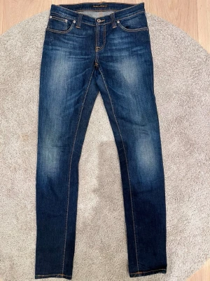 Nudie Jeans Grim Tim Slim Fit - Säljer nu dessa riktigt schyssta Nudie jeansen, modellen är Grim Tim & är Slim Fit, storleken på dessa jeansen är W27 & L32, jeansen är helt oanvända & har en riktig snygg mörkblå tvätt, vid fler frågor king mer bilder eller liknande är det bara att höra av sig / AC Fashion 🤝