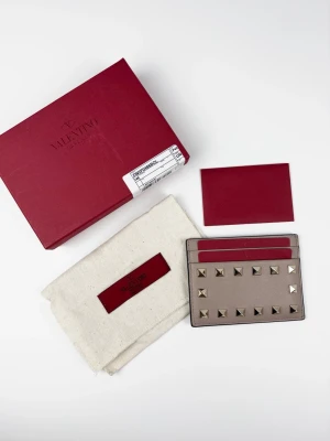Valentino rockstud plånbok (helt ny) - | Säljer en helt ny Valentino plånbok | Box, dustbag & kort ingår | Hör av dig vid frågor eller funderingar