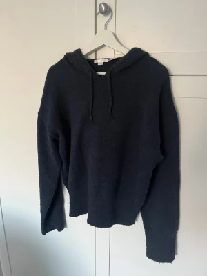 Mörkblå stickad hoodie  - Stickad hoodie från Gina. Superfin passform och väldigt bra skick. Storlek 170.